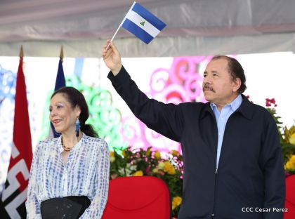 Antorcha Centroamericana es recibida por Daniel y Rosario