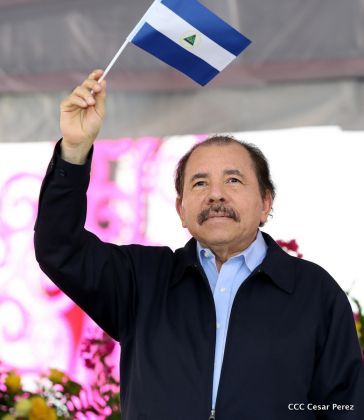 Antorcha Centroamericana es recibida por Daniel y Rosario