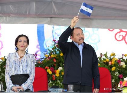Antorcha Centroamericana es recibida por Daniel y Rosario