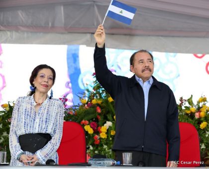 Antorcha Centroamericana es recibida por Daniel y Rosario