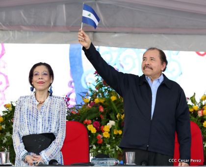 Antorcha Centroamericana es recibida por Daniel y Rosario