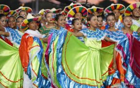Desfile en saludo a las Fiestas Patrias