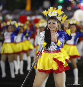 Desfile en saludo a las Fiestas Patrias