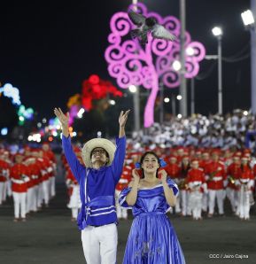 Desfile en saludo a las Fiestas Patrias