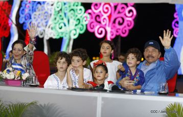 Desfile en saludo a las Fiestas Patrias