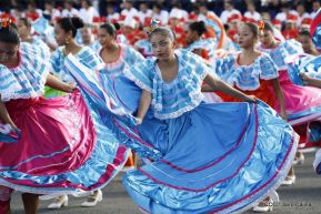 Desfile en saludo a las Fiestas Patrias