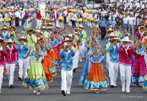 Desfile en saludo a las Fiestas Patrias
