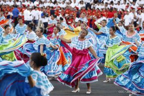 Desfile en saludo a las Fiestas Patrias