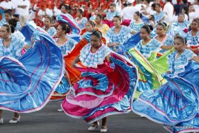 Desfile en saludo a las Fiestas Patrias