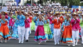 Desfile en saludo a las Fiestas Patrias
