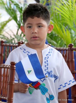 Desfile en saludo a las Fiestas Patrias