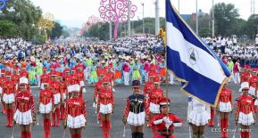 Desfile en saludo a las Fiestas Patrias