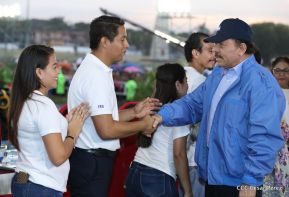 Desfile en saludo a las Fiestas Patrias