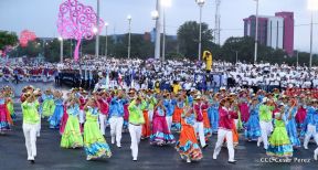 Desfile en saludo a las Fiestas Patrias
