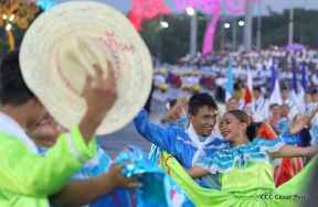 Desfile en saludo a las Fiestas Patrias