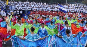 Desfile en saludo a las Fiestas Patrias