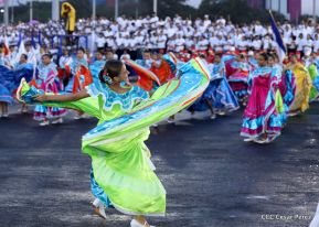 Desfile en saludo a las Fiestas Patrias