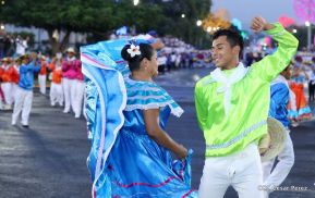 Desfile en saludo a las Fiestas Patrias