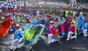 Desfile en saludo a las Fiestas Patrias