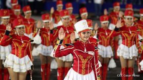 Desfile en saludo a las Fiestas Patrias