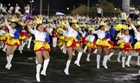 Desfile en saludo a las Fiestas Patrias