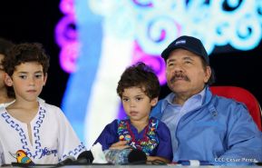 Desfile en saludo a las Fiestas Patrias