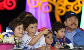 Desfile en saludo a las Fiestas Patrias