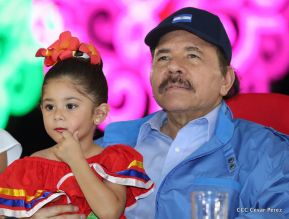 Desfile en saludo a las Fiestas Patrias