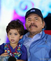 Desfile en saludo a las Fiestas Patrias