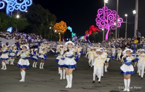 Desfile en saludo a las Fiestas Patrias