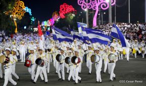 Desfile en saludo a las Fiestas Patrias