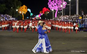 Desfile en saludo a las Fiestas Patrias