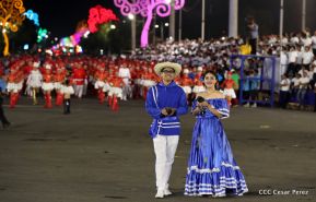 Desfile en saludo a las Fiestas Patrias
