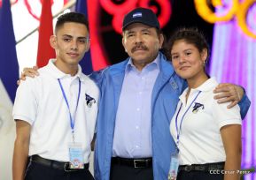Desfile en saludo a las Fiestas Patrias