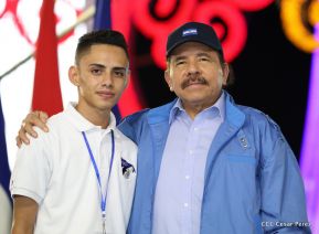 Desfile en saludo a las Fiestas Patrias