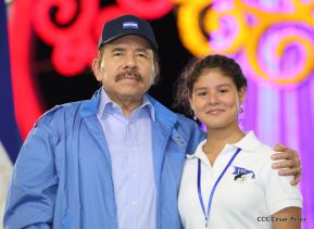 Desfile en saludo a las Fiestas Patrias