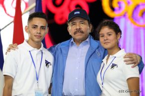 Desfile en saludo a las Fiestas Patrias
