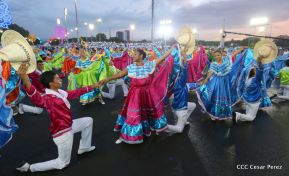 Desfile en saludo a las Fiestas Patrias