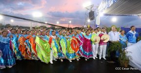 Desfile en saludo a las Fiestas Patrias