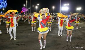 Desfile en saludo a las Fiestas Patrias