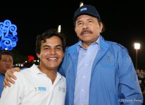 Desfile en saludo a las Fiestas Patrias