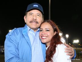 Desfile en saludo a las Fiestas Patrias