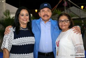 Desfile en saludo a las Fiestas Patrias