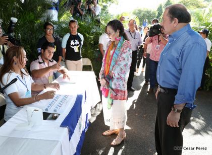Comandante Daniel y Compañera Rosario ejercen su derecho al voto en Elecciones Municipales 2017