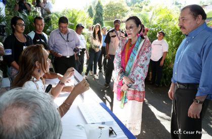 Comandante Daniel y Compañera Rosario ejercen su derecho al voto en Elecciones Municipales 2017