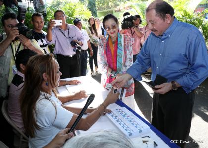 Comandante Daniel y Compañera Rosario ejercen su derecho al voto en Elecciones Municipales 2017