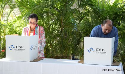 Comandante Daniel y Compañera Rosario ejercen su derecho al voto en Elecciones Municipales 2017