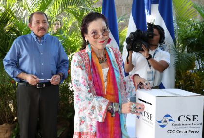 Comandante Daniel y Compañera Rosario ejercen su derecho al voto en Elecciones Municipales 2017
