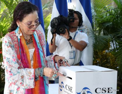 Comandante Daniel y Compañera Rosario ejercen su derecho al voto en Elecciones Municipales 2017