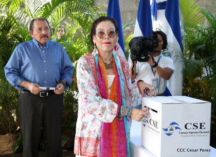 Comandante Daniel y Compañera Rosario ejercen su derecho al voto en Elecciones Municipales 2017